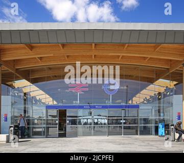 Haupteingang zum Bahnhof Abbey Wood im Südosten Londons, Großbritannien