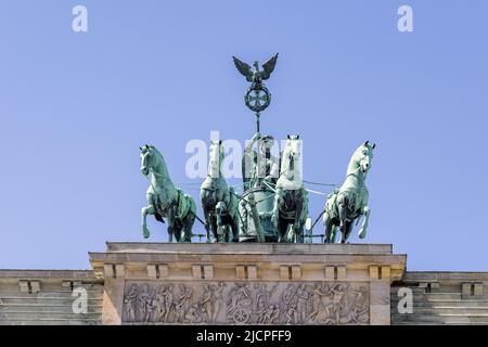 Die Quadriga auf dem Brandenburger Tor in Berlin, mit einem Wagen, der von vier Pferden gezogen wird, die von Victoria, der römischen Siegesgöttin, angetrieben werden. Stockfoto