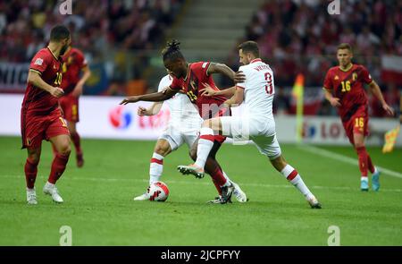 WARSCHAU, POLEN - 14. JUNI 2022: UEFA Nations League 2023 Polen - Belgien Spielvero/p: Michy Batshuayi (Belgien) Mateusz Wieteska (Polen) Stockfoto