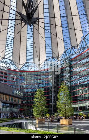 Innenraum des Sony Centers am Potsdamer Platz in Berlin Stockfoto