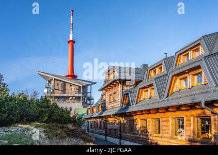 Berghütte aus Holz auf dem Gipfel des Lysa Mountain Stockfoto