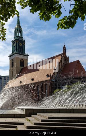 Marienkirche oder Marienkirche, eine evangelisch-gotische Kirche in der Nähe des Alexanderplatzes in Berlin, Deutschland, mit dem Wasserkaskaden-Brunnen. Stockfoto