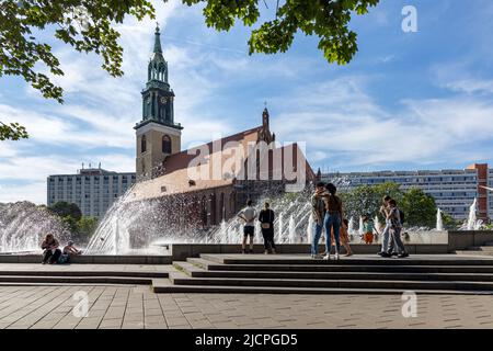 Marienkirche oder Marienkirche, eine evangelisch-gotische Kirche in der Nähe des Alexanderplatzes in Berlin, Deutschland, mit dem Wasserkaskaden-Brunnen. Stockfoto