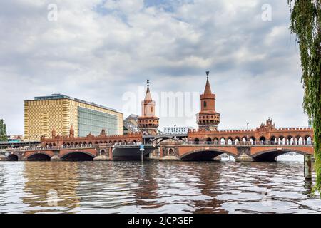 Die berühmte Oberbaumbrücke über die Spree in Berlin. Stockfoto