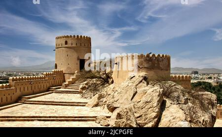 Draufsicht auf die historische Festung Nizwa im Oman Stockfoto