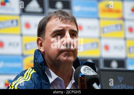 Der kolumbianische Fußballverband stellt seinen neuen Trainer als Ersatz für Reinaldo Rueda in einer Pressekonferenz mit dem neuen Trainer Nestor Loren vor Stockfoto