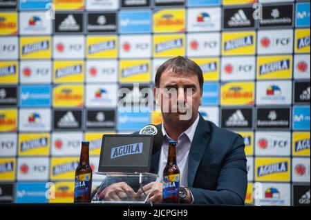 Der kolumbianische Fußballverband stellt seinen neuen Trainer als Ersatz für Reinaldo Rueda in einer Pressekonferenz mit dem neuen Trainer Nestor Loren vor Stockfoto