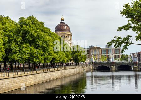 Die Schlossbrücke über den Spreekanal, mit der Kuppel des wiederaufgebauten Berliner Stadtpalastes in der Ferne, Berlin. Stockfoto