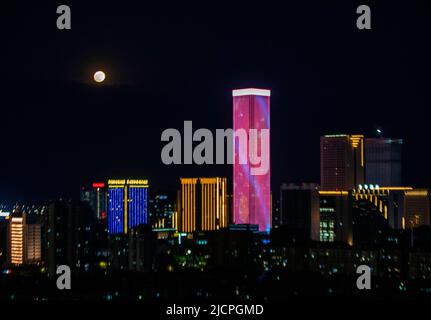 Peking, die chinesische Provinz Jiangsu. 14.. Juni 2022. Am 14. Juni 2022 wird im Bezirk Hailing der Stadt Taizhou, ostchinesische Provinz Jiangsu, ein Supermond abgebildet. Quelle: Tang Dehong/Xinhua/Alamy Live News Stockfoto