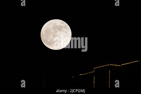 Peking, die chinesische Provinz Jiangsu. 14.. Juni 2022. Ein Supermond ist im Bezirk Sihong, ostchinesische Provinz Jiangsu, am 14. Juni 2022 abgebildet. Quelle: Xu Changliang/Xinhua/Alamy Live News Stockfoto