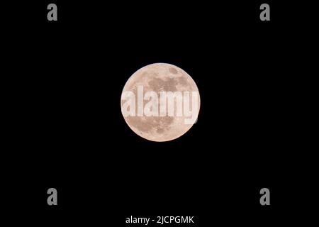 Peking, die chinesische Provinz Jiangsu. 14.. Juni 2022. Ein Supermond ist in Nanjing, der ostchinesischen Provinz Jiangsu, am 14. Juni 2022 abgebildet. Kredit: Du Yi/Xinhua/Alamy Live Nachrichten Stockfoto