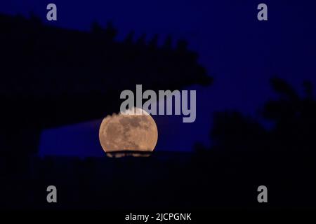 Peking, die chinesische Provinz Jiangsu. 14.. Juni 2022. Ein Supermond wird in Nanjing, der ostchinesischen Provinz Jiangsu, gesehen, 14. Juni 2022. Quelle: Fang Dongxu/Xinhua/Alamy Live News Stockfoto