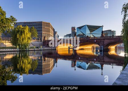 Die wunderschöne Steinbrücke Moltke über die Spree, mit Cube Berlin und Berlin Hauptbahnhof im Hintergrund. Stockfoto