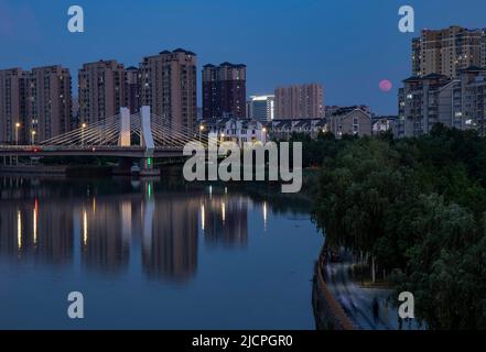 Peking, die chinesische Provinz Jiangsu. 14.. Juni 2022. Ein Supermond ist in Huai'an, der ostchinesischen Provinz Jiangsu, am 14. Juni 2022 abgebildet. Quelle: He Jinghua/Xinhua/Alamy Live News Stockfoto