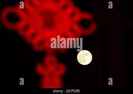 Peking, die chinesische Provinz Jiangsu. 14.. Juni 2022. Ein Supermond ist in Taicang, der ostchinesischen Provinz Jiangsu, am 14. Juni 2022 abgebildet. Quelle: Ji Haixin/Xinhua/Alamy Live News Stockfoto