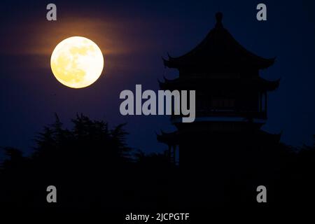 Peking, die chinesische Provinz Jiangsu. 14.. Juni 2022. Ein Supermond ist in Nanjing, der ostchinesischen Provinz Jiangsu, am 14. Juni 2022 abgebildet. Kredit: Su Yang/Xinhua/Alamy Live Nachrichten Stockfoto