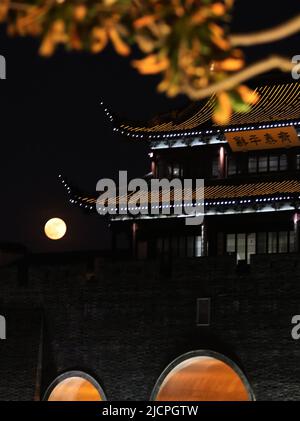 Peking, die chinesische Provinz Jiangsu. 14.. Juni 2022. Ein Supermond ist in Suzhou, der ostchinesischen Provinz Jiangsu, am 14. Juni 2022 abgebildet. Quelle: Hang Xingwei/Xinhua/Alamy Live News Stockfoto