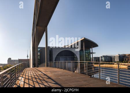 Die markante Architektur der Marie-Elisabeth-Lüders-Steg-Brücke über die Spree mit dem Marie-Elisabeth-Lüders-Haus Beyond, Berlin Stockfoto