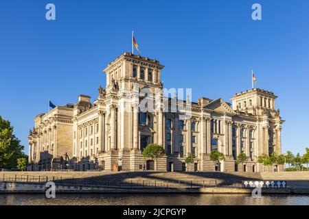 Blick über die Spree auf das historische Reichstagsgebäude in der Stadt Berlin. Stockfoto
