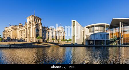 Der Reichstag und Paul Loebe Building Café an der Spree in Berlin, Deutschland Stockfoto