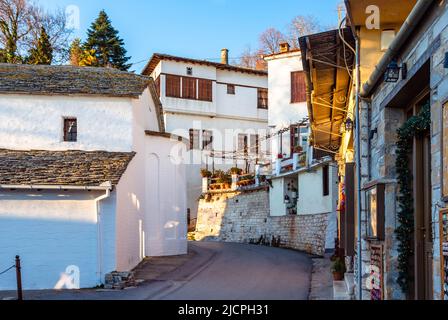 Milies das historische und malerische Dorf Pelion.die berühmte Bahnstrecke von Moutzouris befindet sich in kurzer Entfernung vom zentralen Platz. Stockfoto