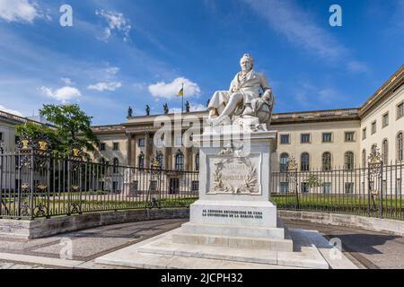 Statue von Alexander von Humboldt vor der Humboldt-Universität in Berlin. Stockfoto