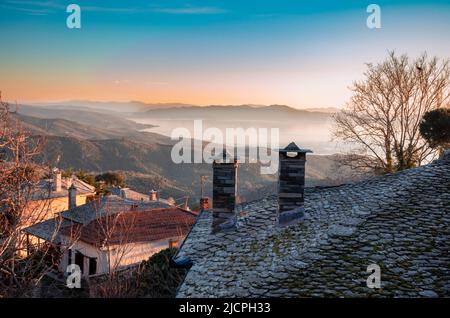 Milies Griechenland, das historische und malerische Dorf Pelion. Die berühmte Bahnstrecke von Moutzouris befindet sich in kurzer Entfernung von dort. Stockfoto