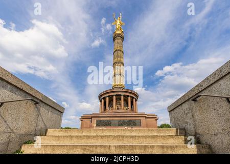 Die prächtige Siegessäule von Friedrich Darke im Tiergarten, Berlin. Stockfoto