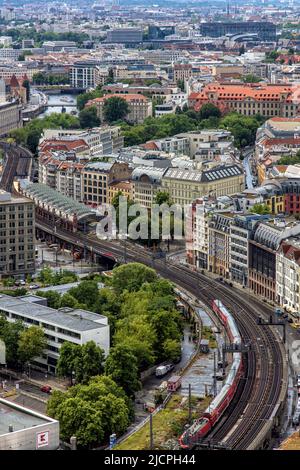Luftaufnahme des S-Bahnhofs Hackescher Markt, Berlin, Deutschland Stockfoto