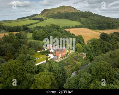 Luftaufnahme des Cowdenknowes-Anwesens, in Earlston mit dem Black Hill in der Ferne und dem River Leader im Vordergrund Stockfoto