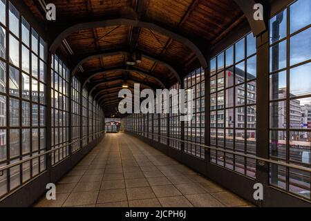 Erhöhter Fußweg zur Friedrichstraße Station Berlin Stockfoto