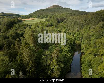 Luftaufnahme des Black Hill und des River Leader in der Nähe von Earlston in den Scottish Borders Stockfoto