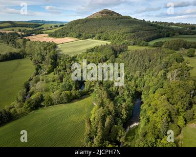 Luftaufnahme des Black Hill und des River Leader in der Nähe von Earlston in den Scottish Borders Stockfoto