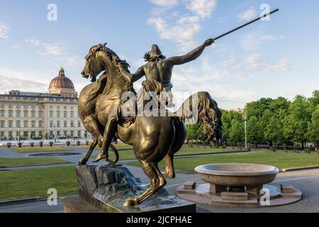 Löwenjäger-Statue von Albert Wolff vor dem Alten Museum in Berlin, mit dem Humboldt Forum in der Ferne. Stockfoto