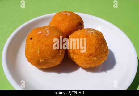 Indian Beliebte süße Gericht Artikel namens Motichur Laddu oder Motichoor ke ladoo aus Kichererbsen oder Besan Teig winzigen Tropfen frittiert und dann gerollt Stockfoto