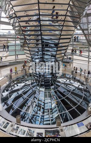 Reichstag, Bundestag, Innenraum der Glaskuppel, Architekt Sir Norman Foster, Berlin, Deutschland. Stockfoto