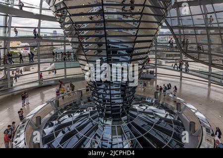 Reichstag, Bundestag, Innenraum der Glaskuppel, Architekt Sir Norman Foster, Berlin, Deutschland. Stockfoto