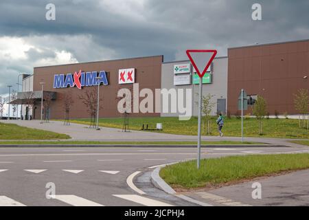 SILLAMEE, ESTLAND - 28. Mai 2022. Ein beliebter Supermarkt in den baltischen Staaten MAXIMA. Ein Ort, um Lebensmittel und Waren für die ganze Familie zu kaufen. Stockfoto