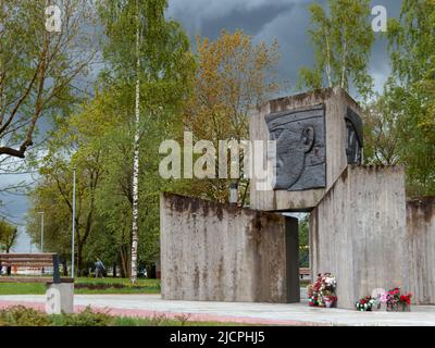 SILLAMEE, ESTLAND - 28. Mai 2022. Kenotaph. Denkmal für den unbekannten Soldaten im Park. Denkmal für die Helden, die während des Zweiten Weltkriegs starben. Stockfoto