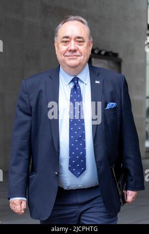 Alex Salmond, Vorsitzender der Alba-Partei und ehemaliger erster Minister von Schottland, verlässt das BBC Broadcasting House am Langham Place. Bild aufgenommen am 12.. Juni Stockfoto