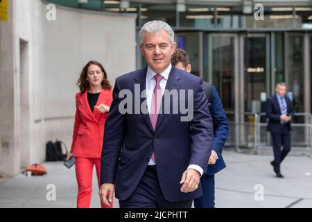 Brandon Lewis erhält Interviews im BBC Broadcasting House am Langham Place. Bild aufgenommen am 12.. Juni 2022. © Belinda Jiao jiao.bilin@gmail.com 07598 Stockfoto