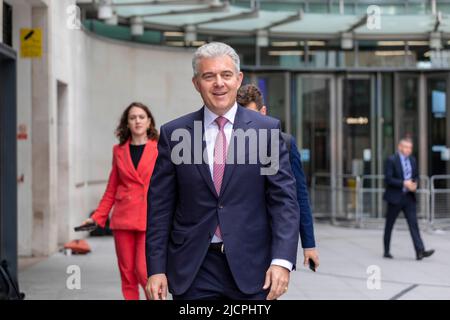 Brandon Lewis erhält Interviews im BBC Broadcasting House am Langham Place. Bild aufgenommen am 12.. Juni 2022. © Belinda Jiao jiao.bilin@gmail.com 07598 Stockfoto