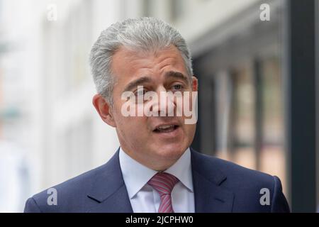 Brandon Lewis erhält Interviews im BBC Broadcasting House am Langham Place. Bild aufgenommen am 12.. Juni 2022. © Belinda Jiao jiao.bilin@gmail.com 07598 Stockfoto