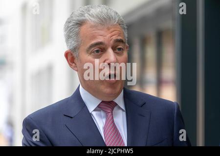 Brandon Lewis erhält Interviews im BBC Broadcasting House am Langham Place. Bild aufgenommen am 12.. Juni 2022. © Belinda Jiao jiao.bilin@gmail.com 07598 Stockfoto