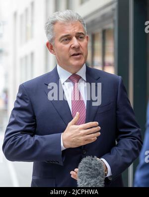 Brandon Lewis erhält Interviews im BBC Broadcasting House am Langham Place. Bild aufgenommen am 12.. Juni 2022. © Belinda Jiao jiao.bilin@gmail.com 07598 Stockfoto