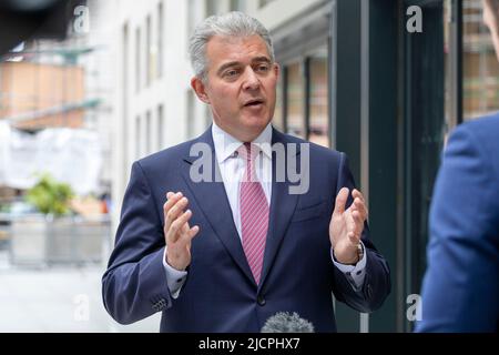 Brandon Lewis erhält Interviews im BBC Broadcasting House am Langham Place. Bild aufgenommen am 12.. Juni 2022. © Belinda Jiao jiao.bilin@gmail.com 07598 Stockfoto