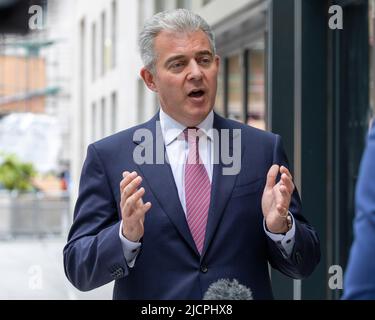 Brandon Lewis erhält Interviews im BBC Broadcasting House am Langham Place. Bild aufgenommen am 12.. Juni 2022. © Belinda Jiao jiao.bilin@gmail.com 07598 Stockfoto