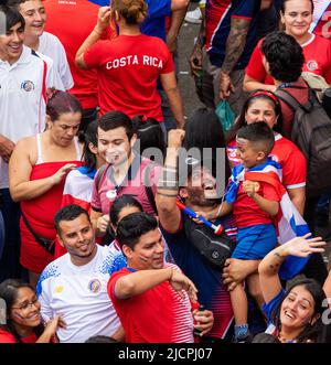 San Jose, Costa Rica. 14.. Juni 2022. Die Fans von Costa Rica feiern, nachdem sich ihr Team für die WM 2022 in Katar qualifiziert hat, am 14. Juni 2022 in San Jose, Costa Rica. Quelle: Esteban Dato/Xinhua/Alamy Live News Stockfoto