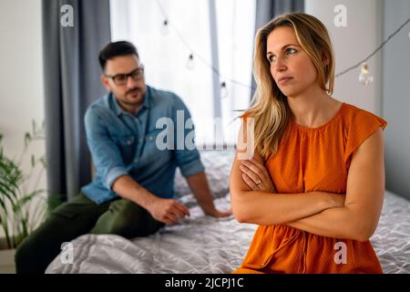 Frustriertes Paar, das argumentiert und Eheprobleme hat. Enttäuscht von der Liebe. Konzept für Scheidung. Stockfoto