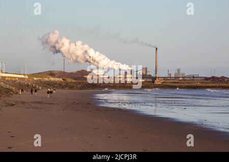 Editorial Port Talbot, Großbritannien - 13. Juni 2022: Tata Steel Plant in Port Talbot, das Dampf aussendet, fotografiert vom Aberavon Beach, beliebt bei Surfern, Stockfoto